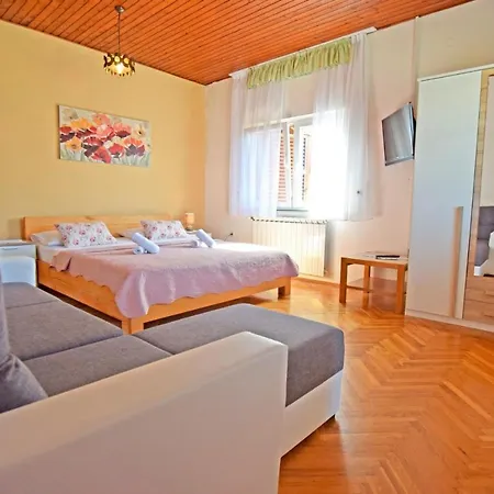 Гостевой дом And With Parking Space Starigrad, Paklenica - 18034